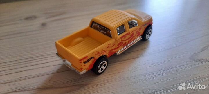 Машинка в масштабе 1/64 'ford F-150