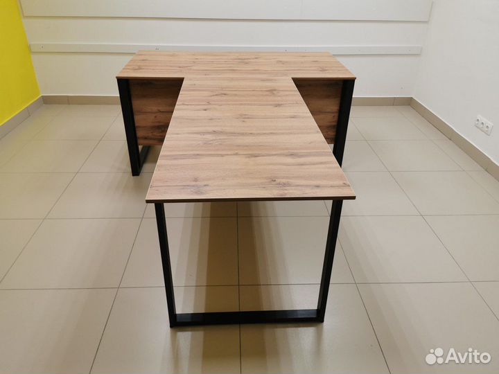 Стол руководителя с брифингом