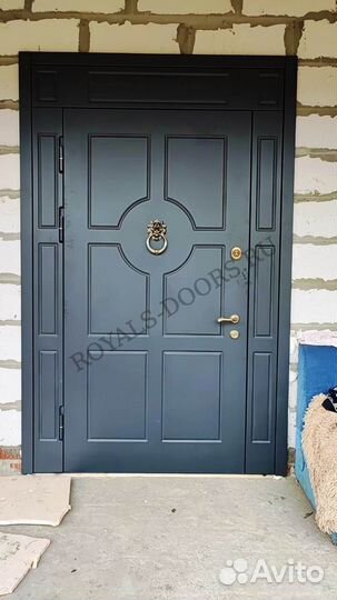 Широкая входная дверь в загородный дом