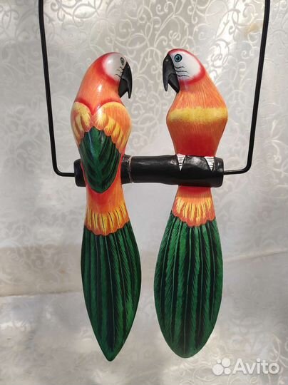 Попугаи на качелях. Новые. Дерево. Индонезия