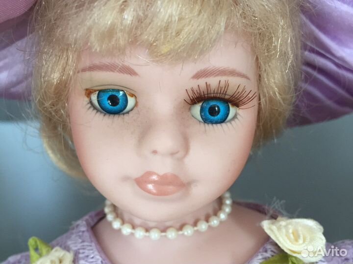 Кукла фарфоровая