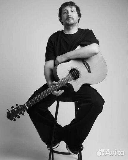 Музыкант гитарист, живая гитарная музыка на велком
