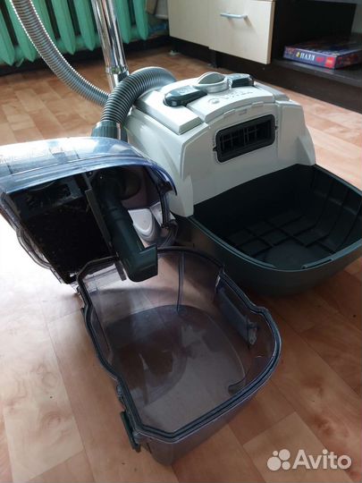 Пылесос с аквафильтром Vitek 1833 PR