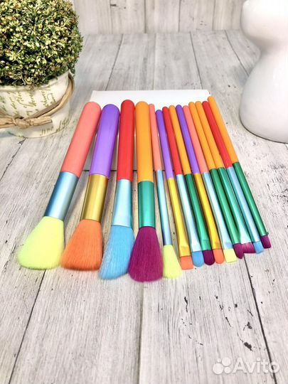 Набор ярких кистей для макияжа 14шт