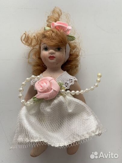 Кукла фарфоровая