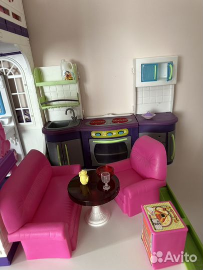 Большой кукольный домик с мебелью