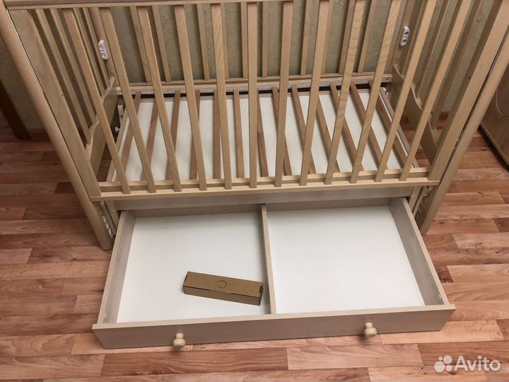 Детская кроватка с маятником