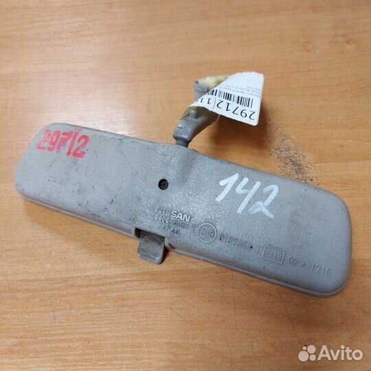 Зеркало заднего вида в салоне Nissan Bluebird