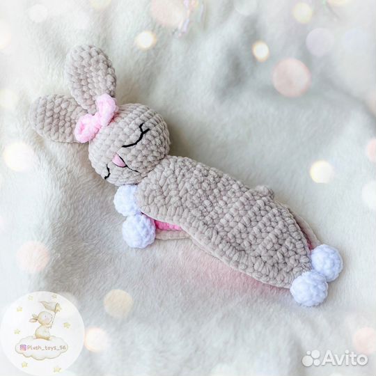 Вязаная игрушка зайка - комфортер