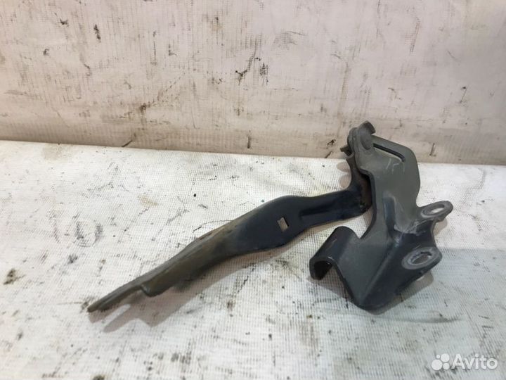 Петля капота передняя левая Mazda 3 седан BK Z6