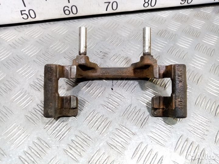 Б/У Скоба суппорта переднего#004