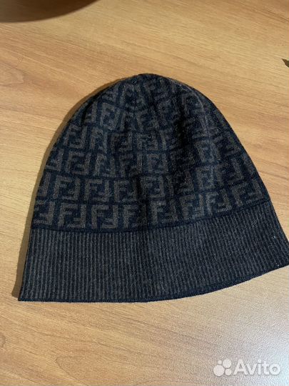 Женская шапка fendi