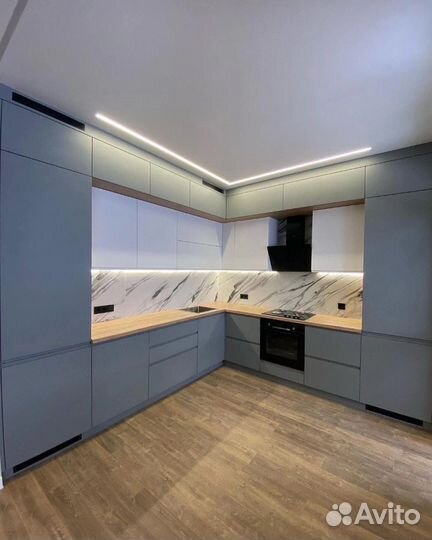 Угловая кухня до потолка. Вытяжка в подарок