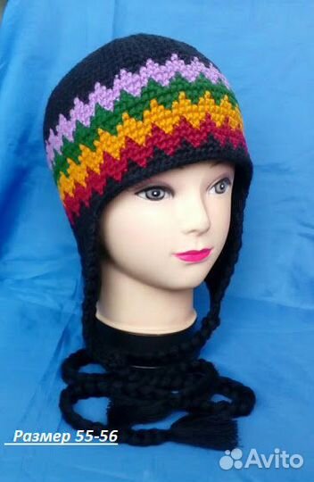 Вязаная шапочка с косичками