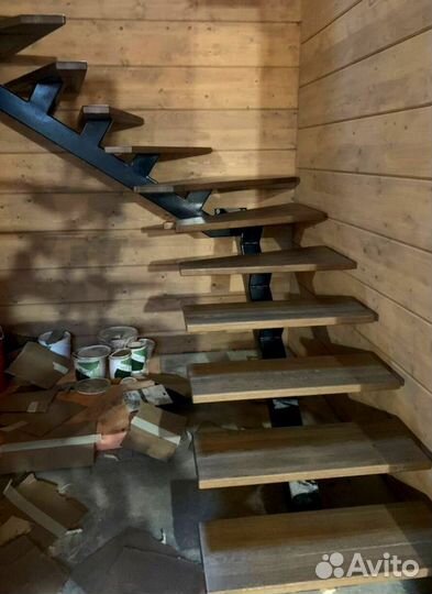 Лестница на металлокаркасе закрытого типа