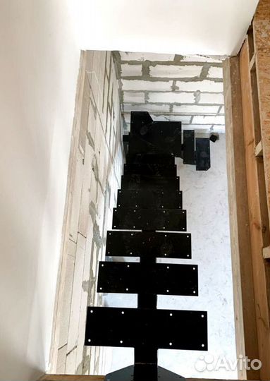 Металлические лестницы с поворотом