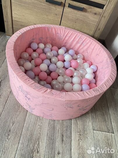 Сухой бассейн с шариками