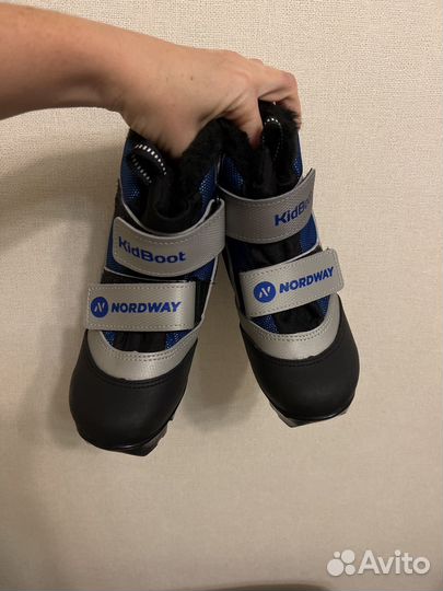 Беговые лыжи комплект ботинки 30 р, палки