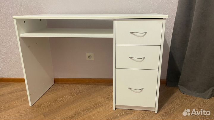 Маникюрный стол