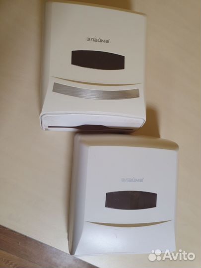 Диспенсер для бумажных полотенец