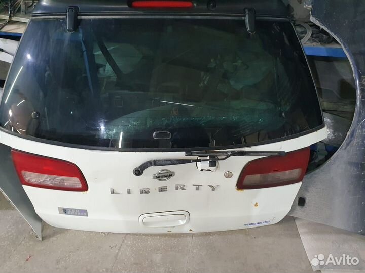 Задняя дверь багажника Nissan liberty 2001