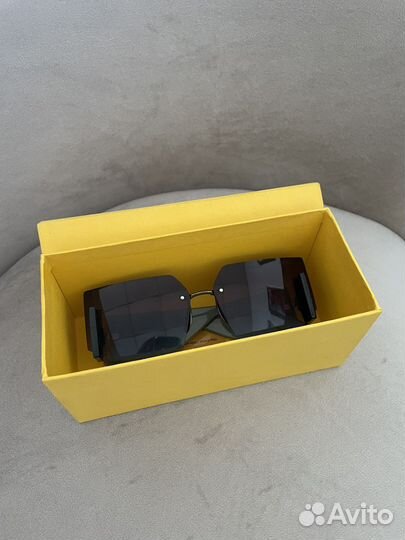 Солнцезащитные очки fendi