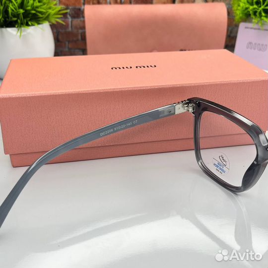 Miu miu очки: стильные и модные классические