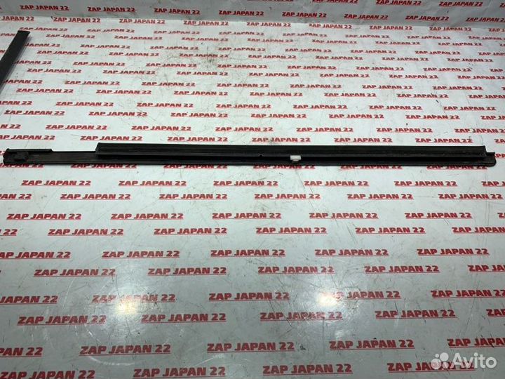 Молдинг стекла передний правый Mitsubishi Delica