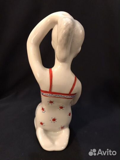 Девушка с зеркалом.Сысерть.Фарфоровая статуэтка