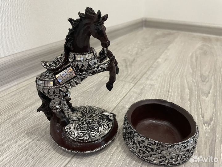 Статуэтка со шкатулкой Конь деревянный