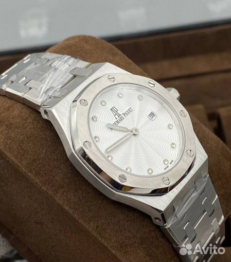 Женские часы Audemars Piguet белые