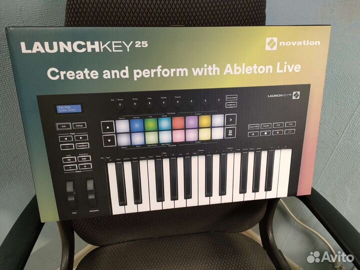 Novation Launchkey 25 MK3 миди клавиатура