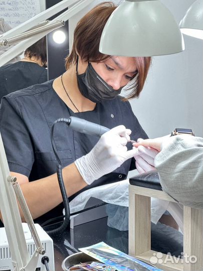 Инструктор по маникюру и педикюру