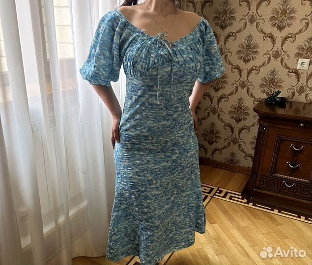 Платье со спущенными рукавами