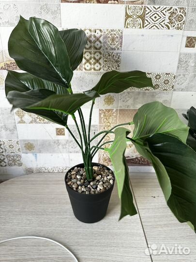 Искусственный цветок в горшке