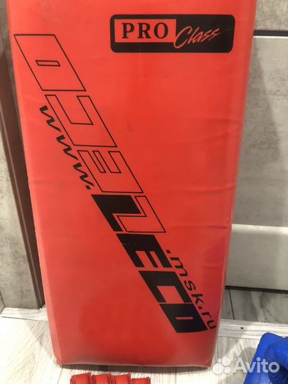 Макивара и перчатки для рукопашного боя