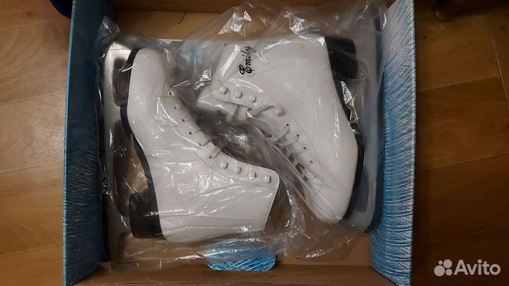 Коньки фигурные женские 40 размер