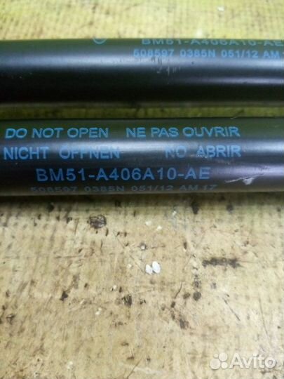 Упор крышки багажника Ford Focus CB8 pnda 2012