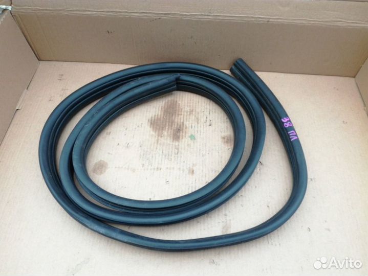 Уплотнитель двери передний Renault Sandero 1 1.6