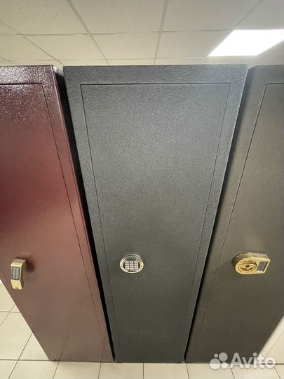 Оружейный сеф BS947 UN EL LUX иск.кожа белый кашем