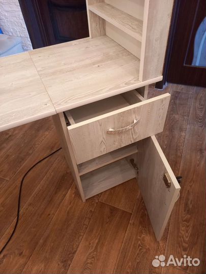 Маникюрный стол