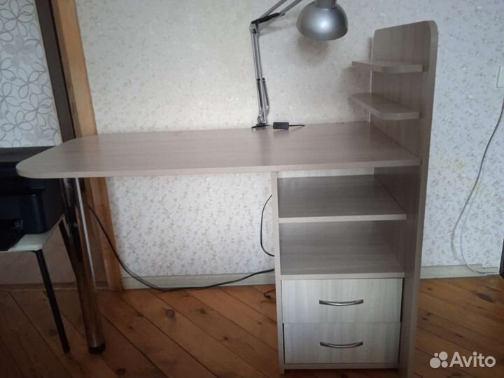 Маникюрный стол