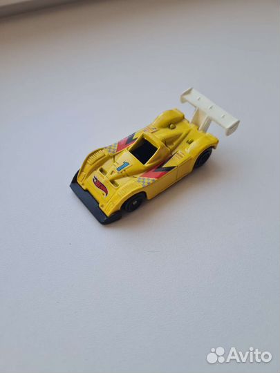 Жёлтая Hot Wheels машинка