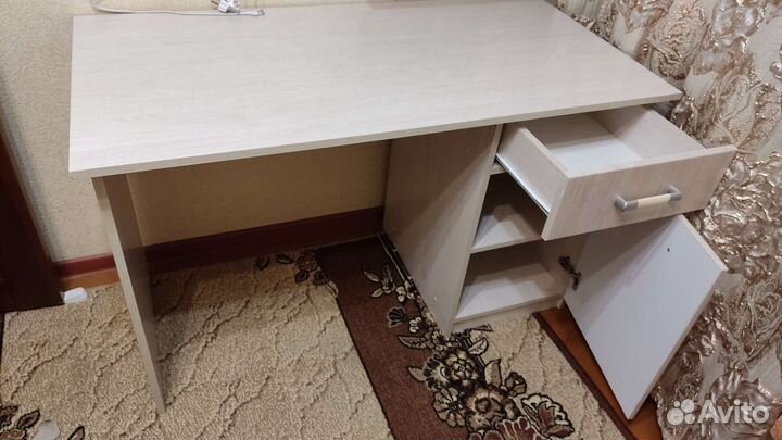 Письменный стол, шкафы, полка, часы