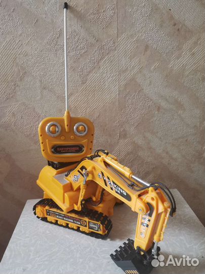 Экскаватор на пульте управления