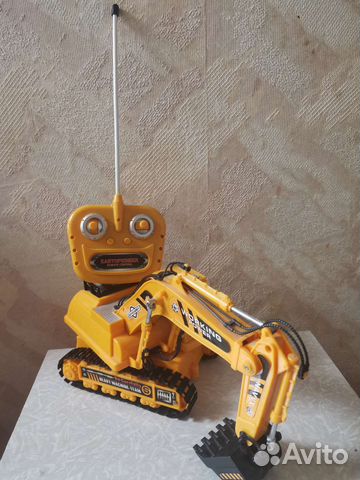 Экскаватор на пульте управления