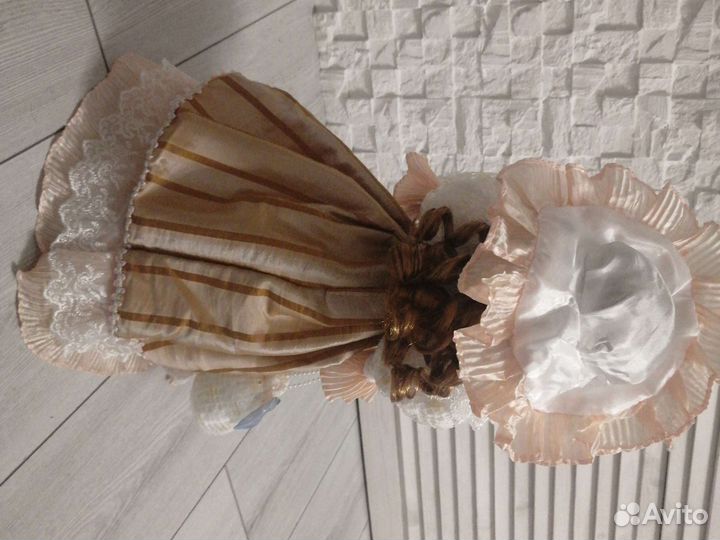 Кукла фарфоровая