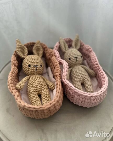 Вязаная люлька детская с игрушкой