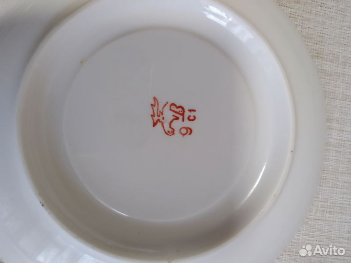 Блюдца и чашки