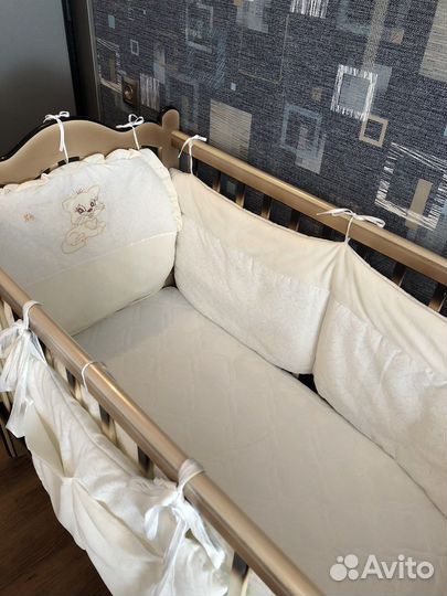 Детская кроватка с маятником